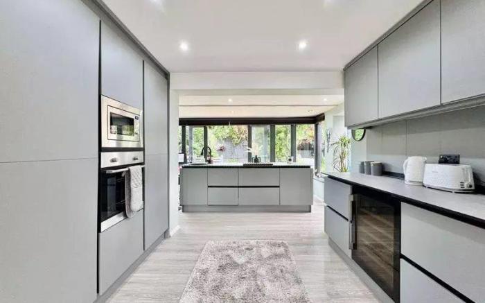 luxury 3 bedroom house  Quiet/Central/free parking