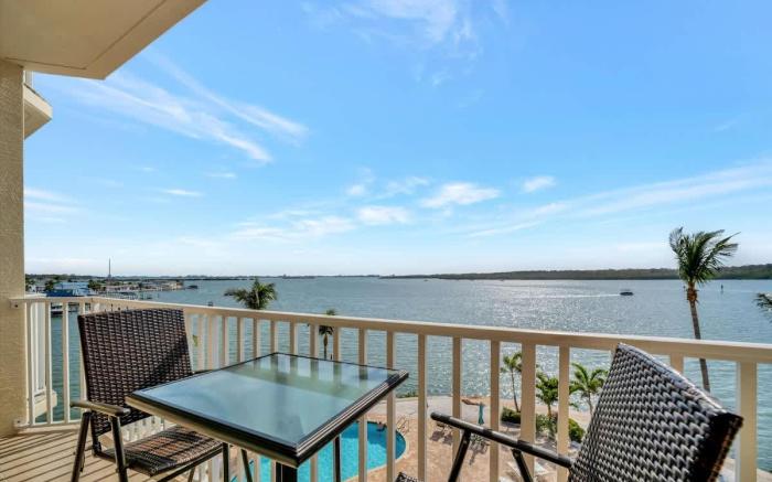 Sunlit Bayview Suite Balcony Pool & Hot Tub