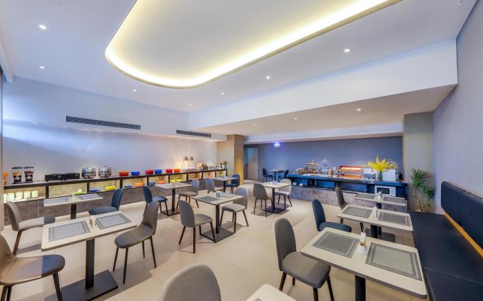 Home Inn Style Zhengzhou East High-speed Railway Station East Square