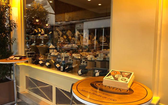 Cosy Eiffel Tower Design Studio