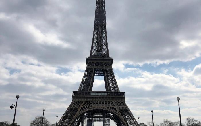 Cosy Eiffel Tower Design Studio