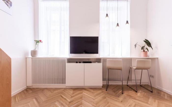 Eszter's Lovely Downtown Apartment, by NW