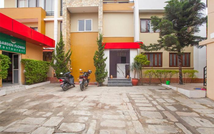 OYO 817 Hotel Garden Flower