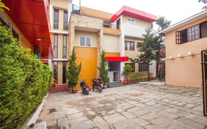 OYO 817 Hotel Garden Flower