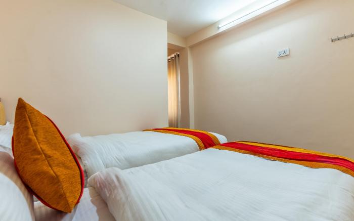 OYO 826 Hotel Hira Palace