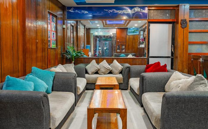 OYO 827 Taj Hotel And Restaurant