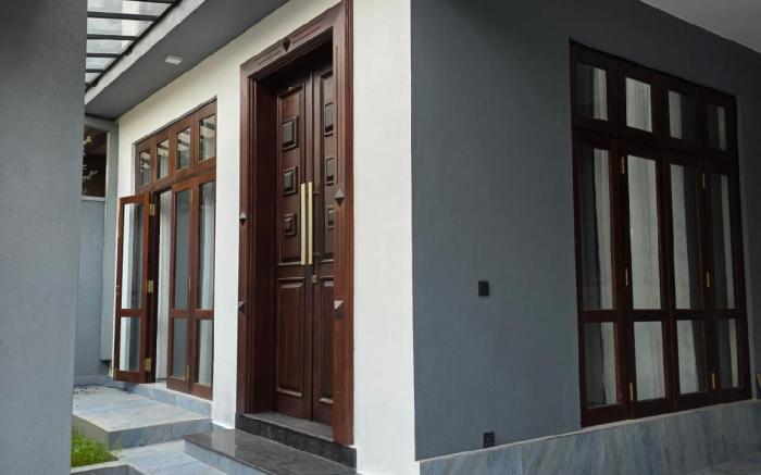 Modern 4-Bedroom 3-Bathroom Home with Roof Terrace