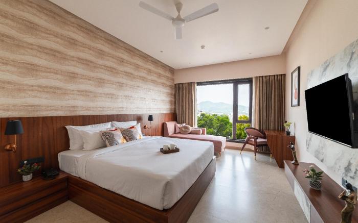 PINNACLE Udaipur - Boutique Rooftop Pool Hotel, Near the Lakes