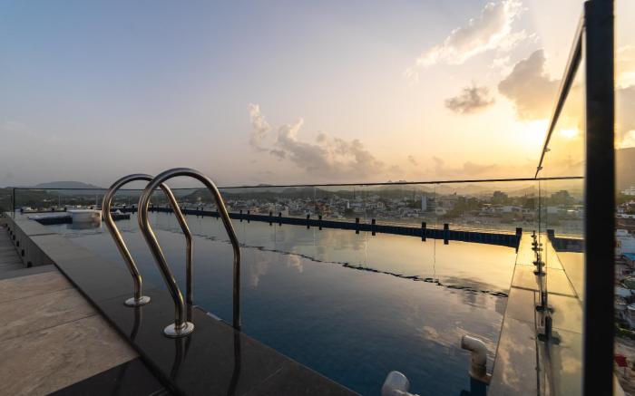 PINNACLE Udaipur - Boutique Rooftop Pool Hotel, Near the Lakes