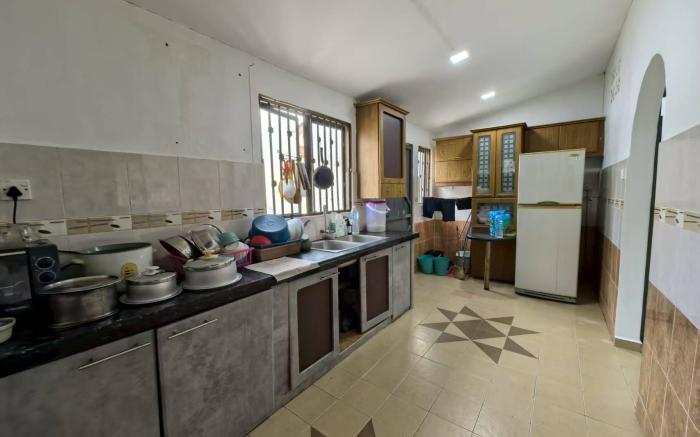 Queen Bed Share Bathroom Budget Room