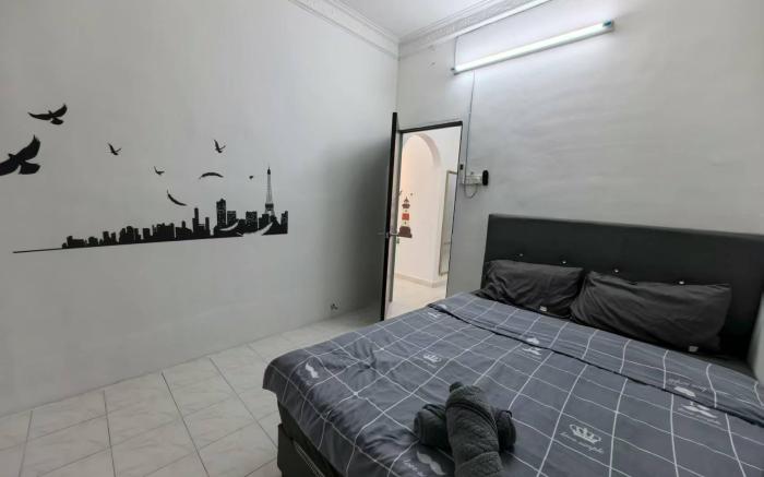 Queen Bed Share Bathroom Budget Room