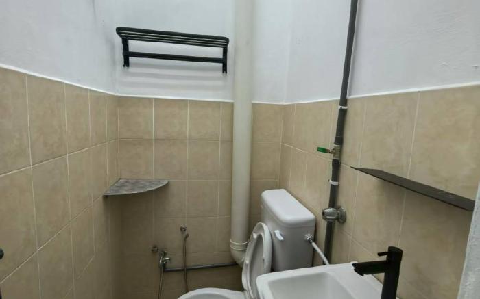 Queen Bed Share Bathroom Budget Room