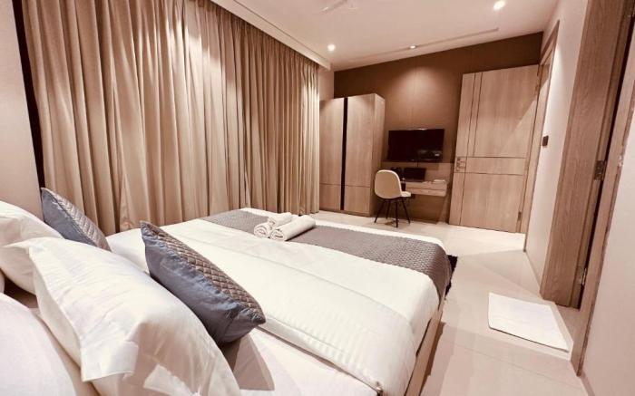 The Lodgers Luxury Hotel Near Golf Course Road
