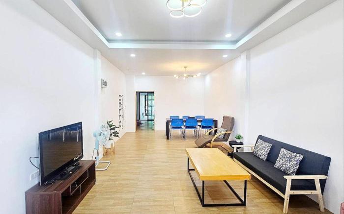 Baan Ava , a townhouse for a family of 5