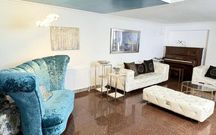 Luxurious West London Retreat With Hot Tubs  Easy Access to Central London