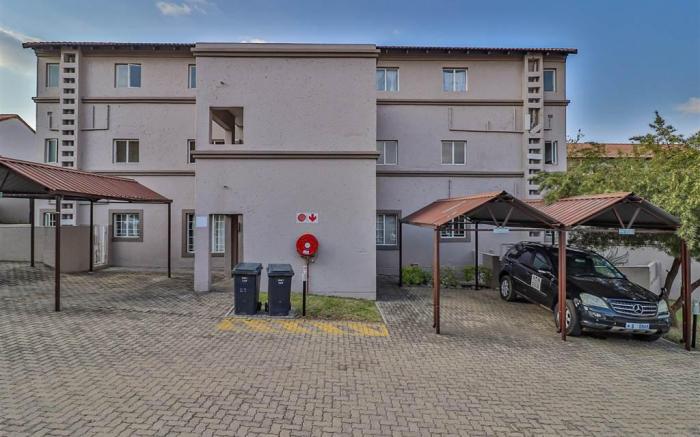 Spacious 3 Bedroom Apartment@Blandford with a Pool