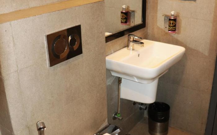 Tipsyy Inn Suites 003