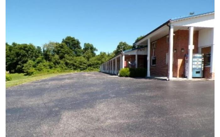 Hotel O Relax Inn Lewisburg near I-64