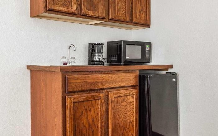 Quality Inn & Suites Des Moines - Merle Hay Road