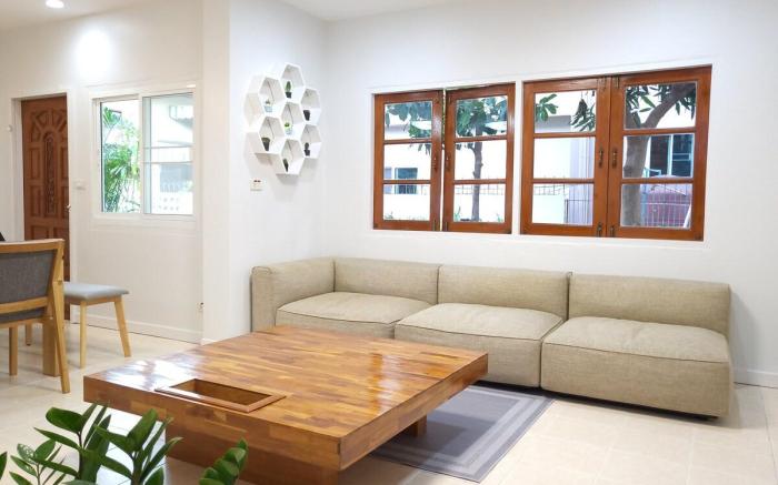 Poon House Nimman: Spacious Stay Near Attractions