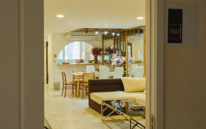 Big unit for 8 people, city center Silom