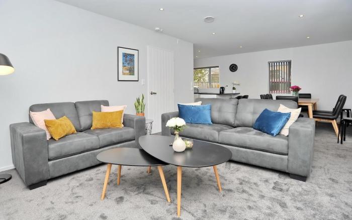 Spacious stylish home - 7 Night special deals
