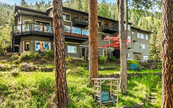 All Seasons River Inn