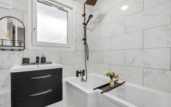 Modern 2-Bed Flat with Balcony in Central London