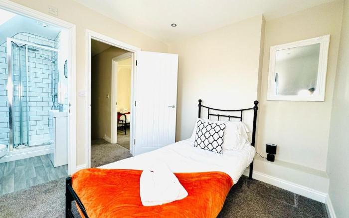 Cozy 3-Bed Thetford Home with WiFi – Sleeps 5 Comf