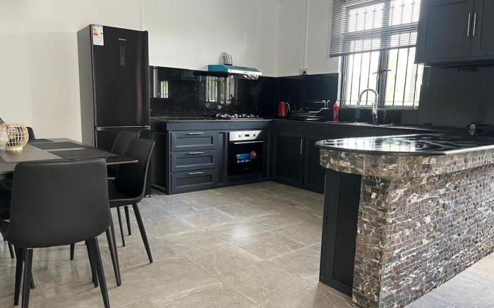 Balaclava 3BR Apt with Pool