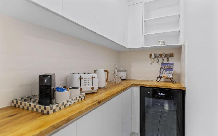 Rainforest   Reef Retreat - Esplanade Ground-Floor Apartment