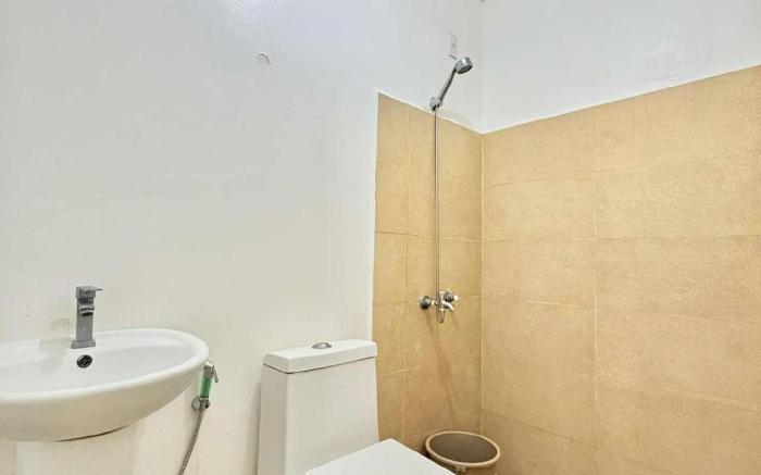 Full 3 Bedroom House near Airport - B