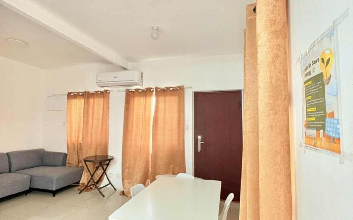 Full 3 Bedroom House near Airport - B