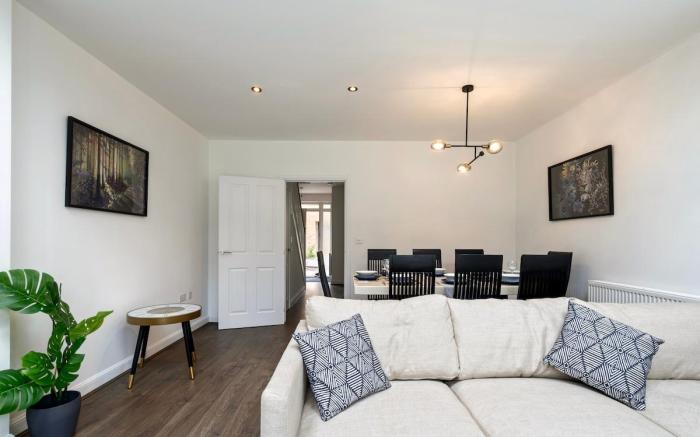 4-Bed in Coulsdon 20 min London, 20 min Gatwick