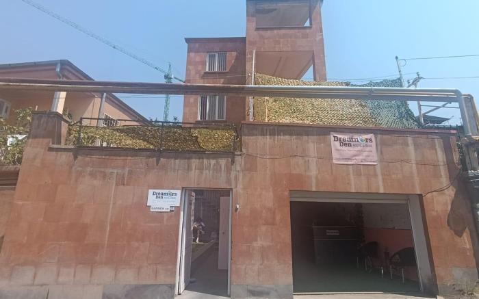 Dreamer's Den Hostel and Tours