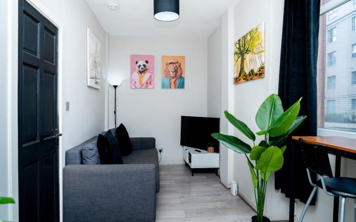 2BD | Ocean Terminal | Tram to Airport | Sleeps 4