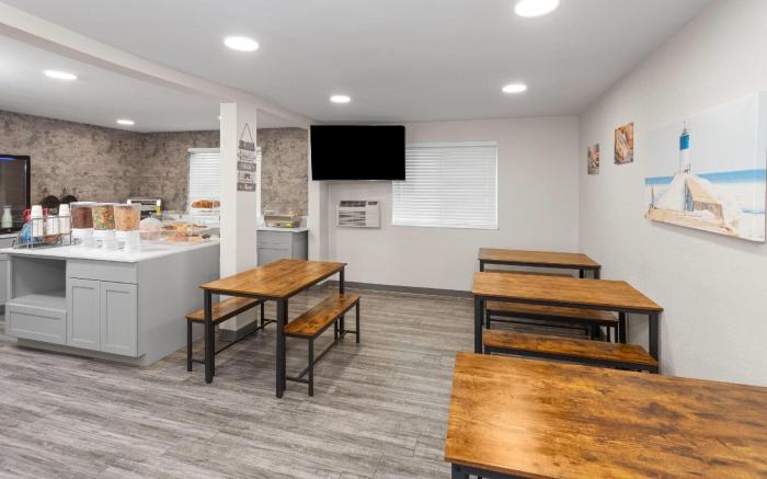 Days Inn by Wyndham Waukegan