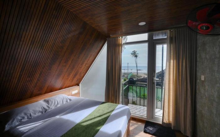 Heaven-Vadanapilly Beach Villa with Sunset Balcony