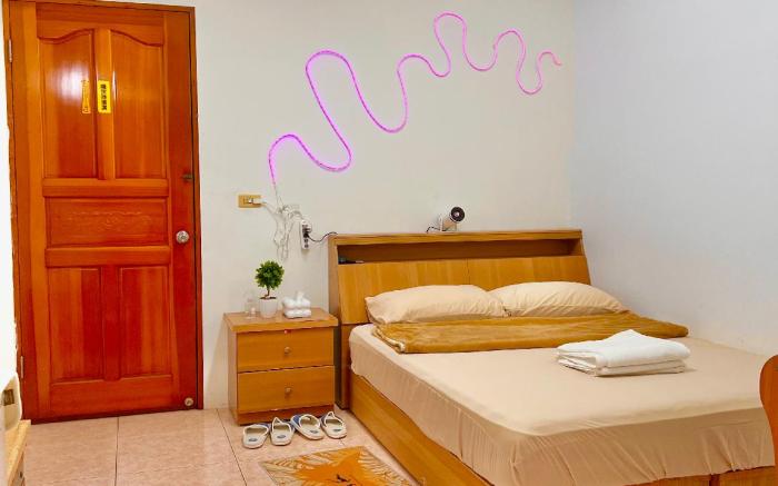 Roomhub Motel