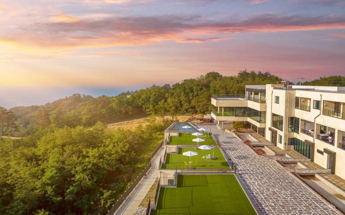 LIVFOREST Pool Villa