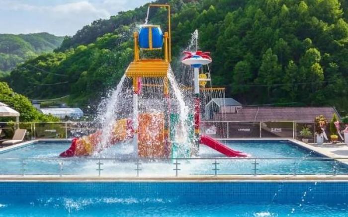 Loro Kids Pool Villa Resort