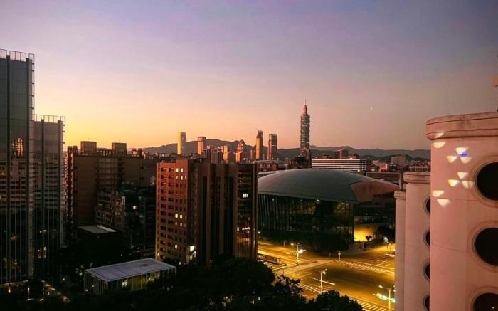 Dome Taipei｜酒店式大樓｜高樓夜景｜大套房浴缸｜三地鐵五分鐘｜歡迎長住 優惠可談