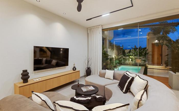 Contemporary 2BR Luxury Villa with Rooftop & Pool