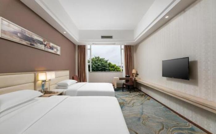 Raccoon international airport hotel & free shuttle