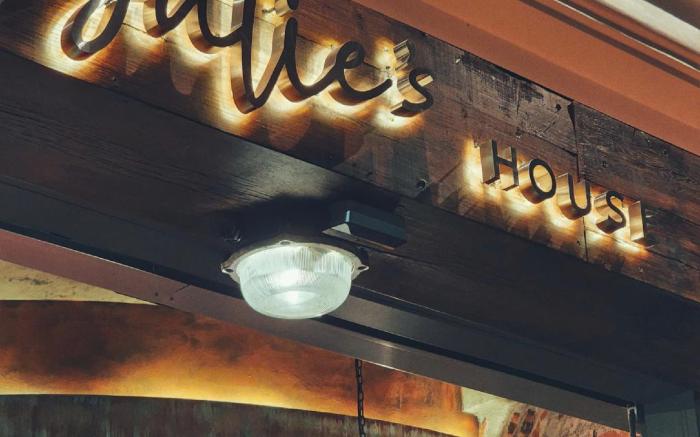 JULIE's HOUSE - A LUXURY APARTMENT IN HUE