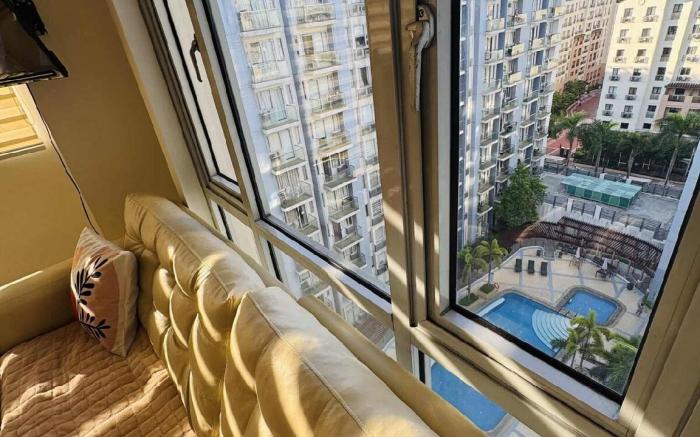 Chic Unit w/Balcony - Free wifi netflix@T3 Airport