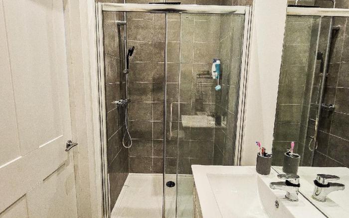 Cleave House - Stylish  Chic 3 Bed House mins from Central London