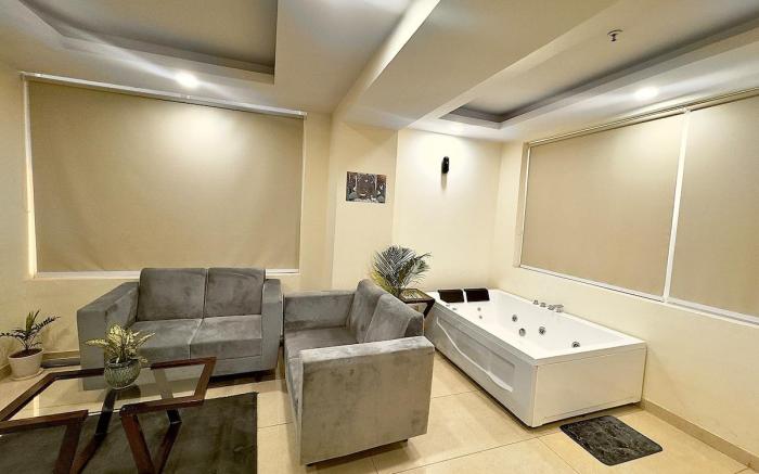High Rise Lavish Room with Jacuzzi in Zirakpur