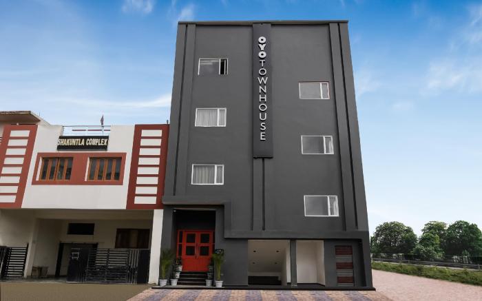 Townhouse The Awadh Airport Near Chaudhary Charan Singh International Airport