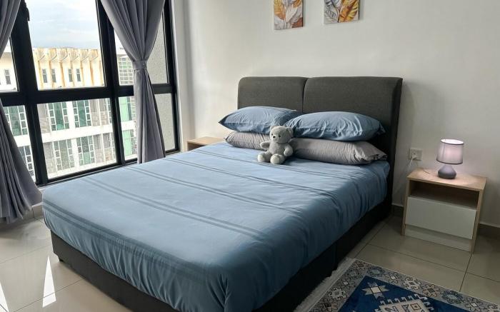 Minutes to UiTM & MSU ShahAlam - Swim & Netflix